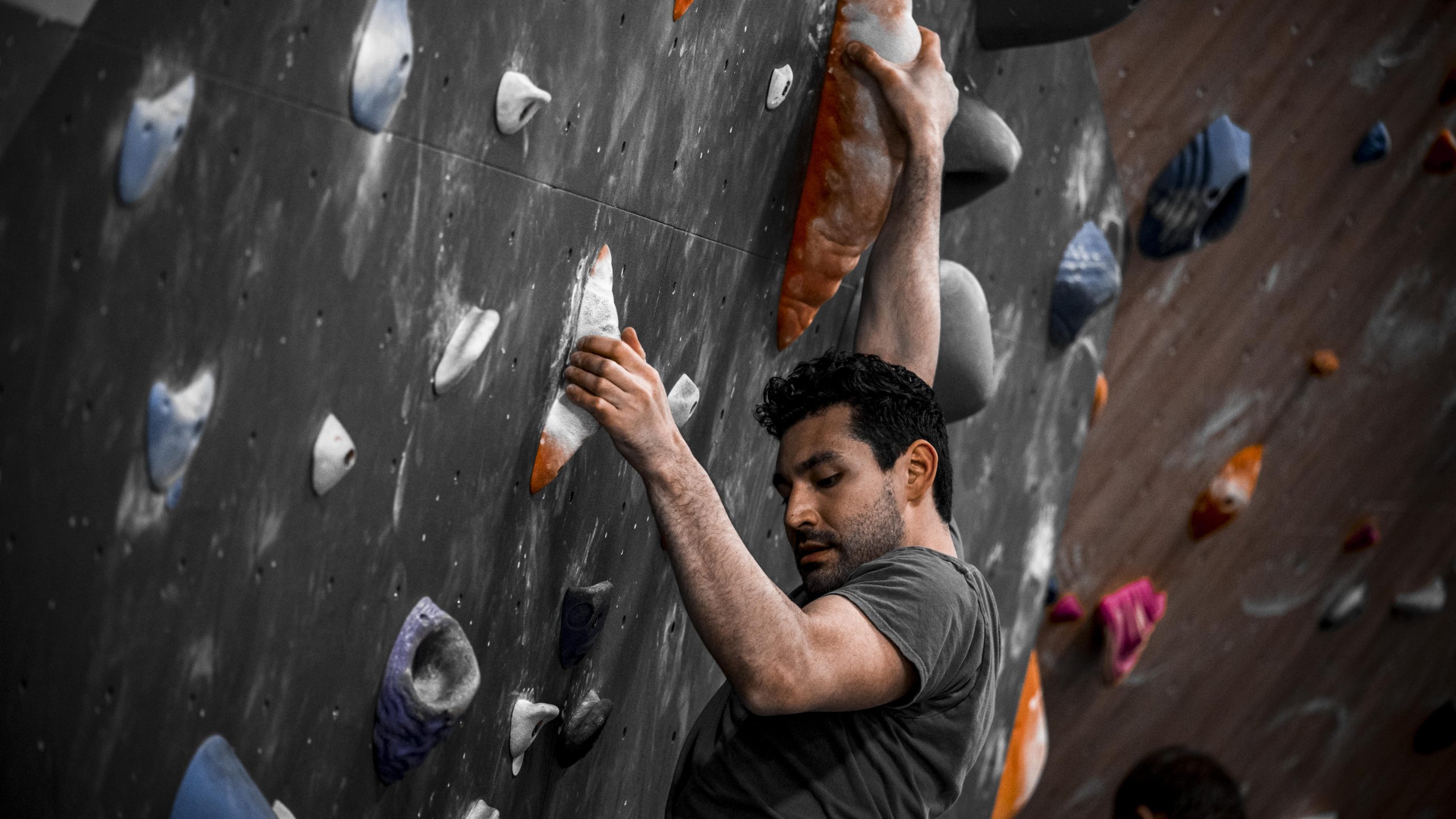 climber bouldering at bloc garten