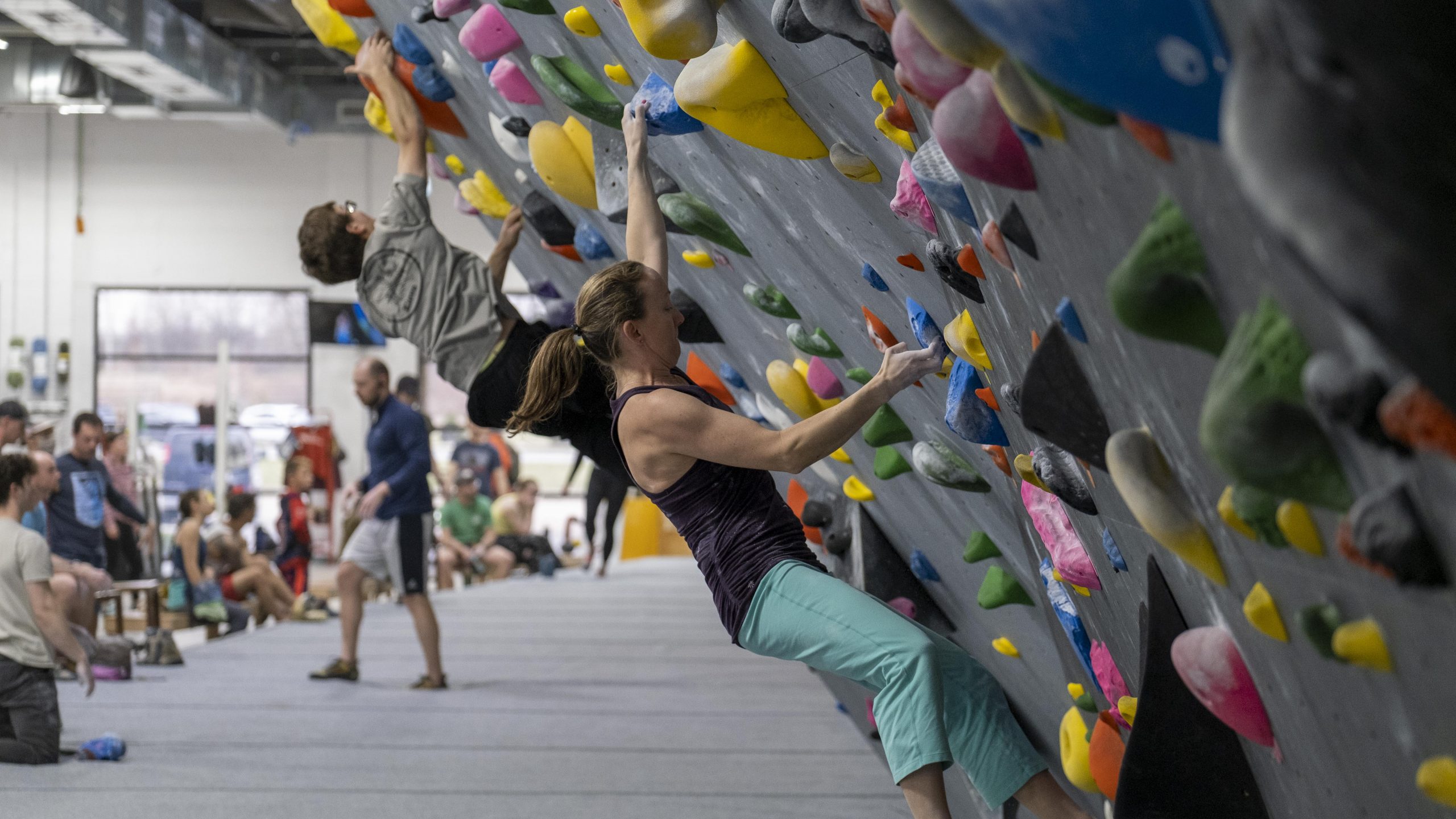 woman climbing at bloc garten