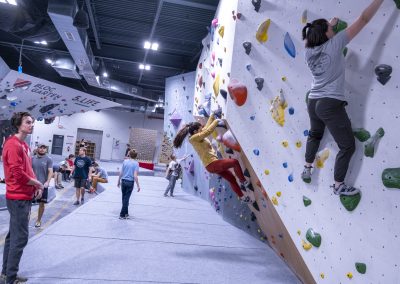 discover bouldering class. people learning how to climb