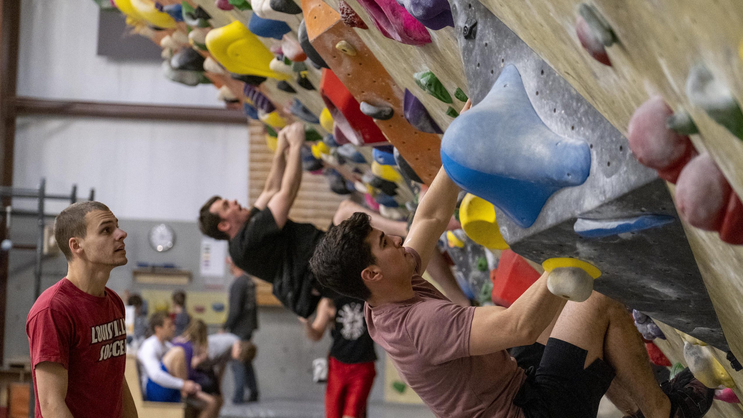 climbers bouldering together